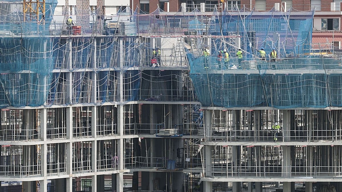 Fotografía que ilustra la noticia: BBVA Research: la saturación de la red eléctrica frena la construcción de viviendas en Euskadi
