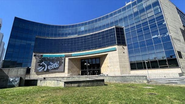 Fotografía que ilustra la noticia: EH Bildu registra una batería de preguntas en el Parlamento Vasco sobre los contratos de EiTB con productoras