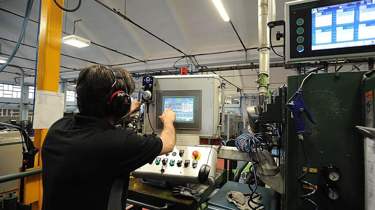 Fotografía que ilustra la noticia: El consumo eléctrico de la economía vasca se dispara un 120% en julio por el tirón industrial y el calor