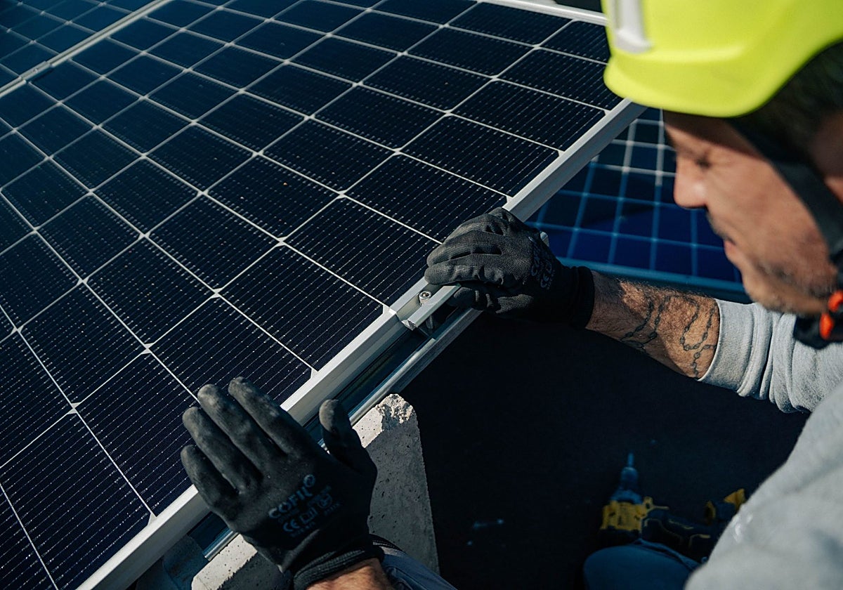 Fotografía que ilustra la noticia: El déficit de instaladores de baja tensión amenaza la ejecución de miles de proyectos de autoconsumo en España
