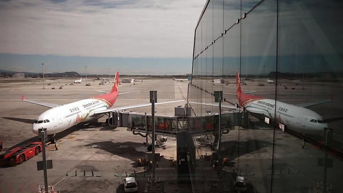 Fotografía que ilustra la noticia: El Gobierno Vasco modera la subida de las tasas aeroportuarias pese a la crisis del queroseno y la presión de Aena