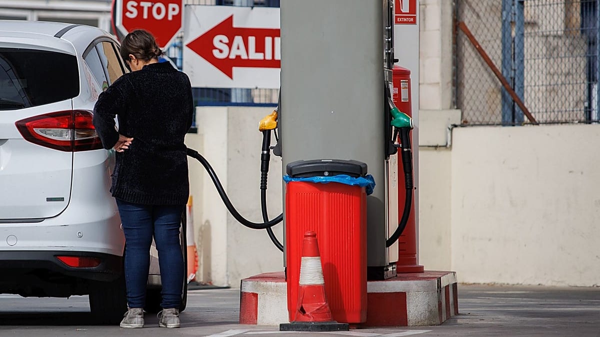 Fotografía que ilustra la noticia: El litro de diésel vuelve a superar los 2 euros en Euskadi en el arranque de agosto