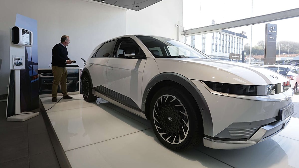 Fotografía que ilustra la noticia: El Plan Auto+ ya permite a los conductores vascos solicitar hasta 4.500 euros para coches híbridos y eléctricos