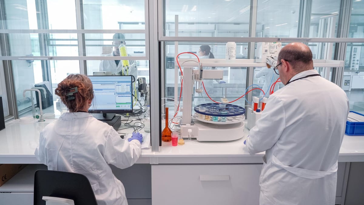 Fotografía que ilustra la noticia: Faes Farma mantendrá la vieja sede de Leioa para actividades críticas y culminará el traslado a Derio a comienzos de 2027