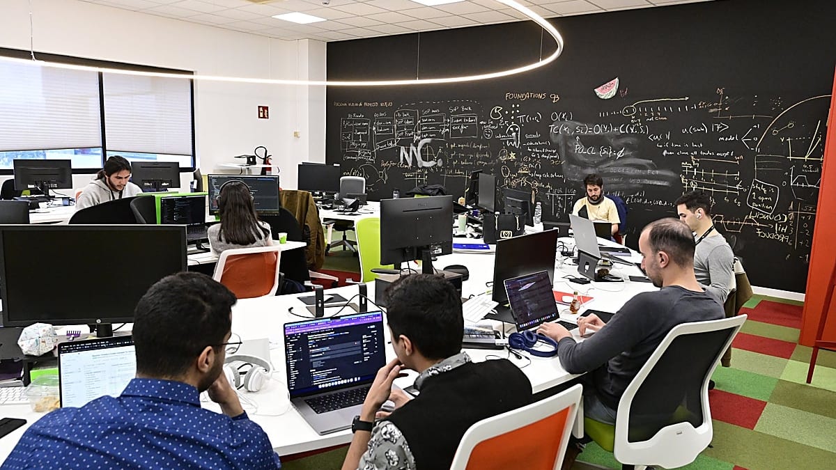Fotografía que ilustra la noticia: Gipuzkoa se abre paso como futuro referente europeo en IA con Multiverse Computing de punta de lanza
