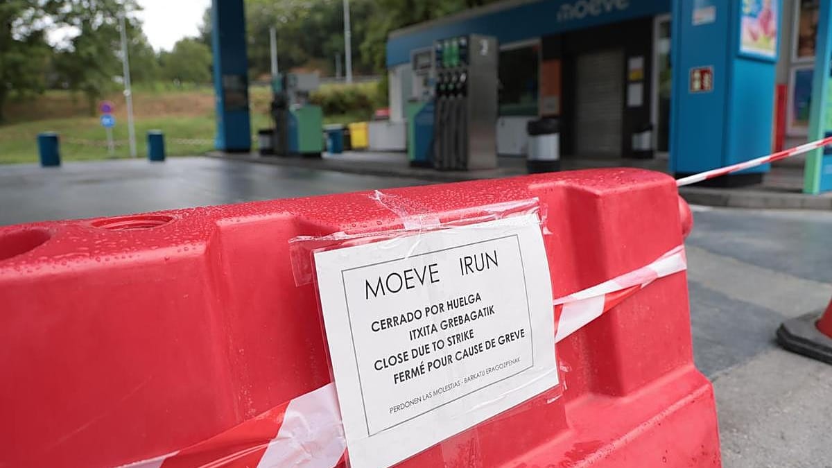Fotografía que ilustra la noticia: Huelga en 16 gasolineras de Gipuzkoa: los paros de Moeve arrancan en plena operación salida