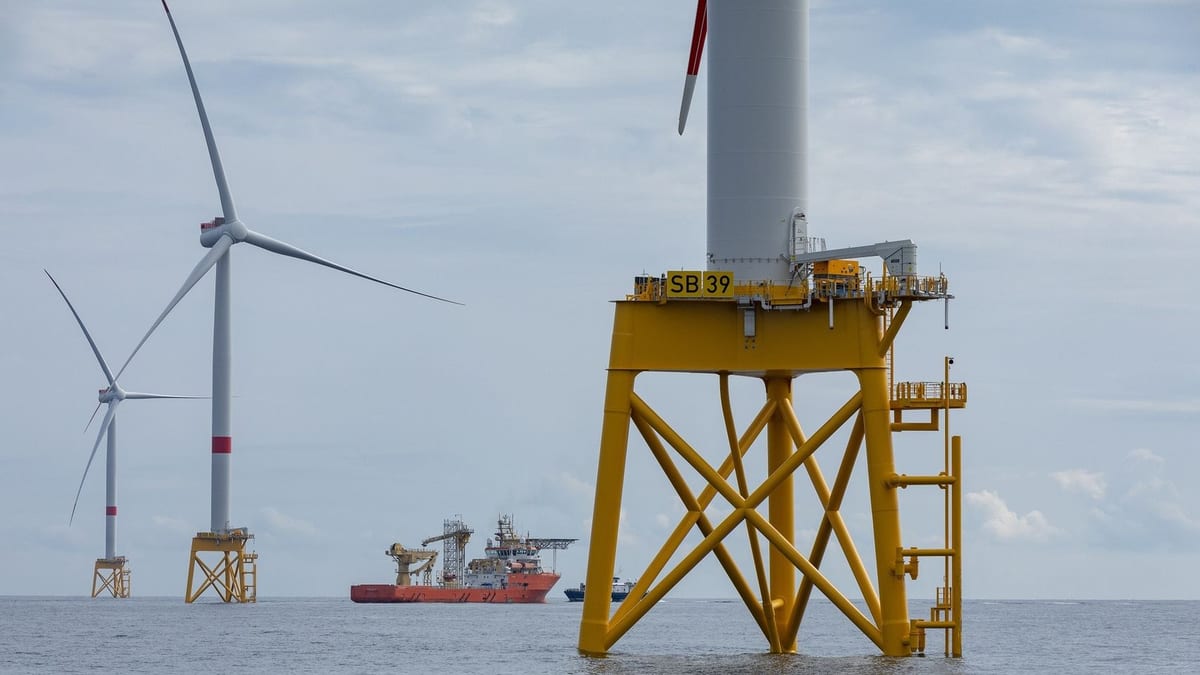 Fotografía que ilustra la noticia: Iberdrola invertirá 23.000 millones en eólica marina y refuerza su apuesta con un buque eléctrico en Vigo