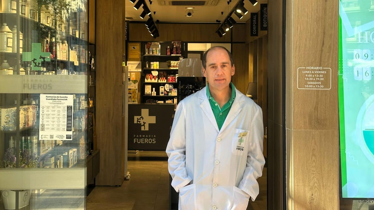 Fotografía que ilustra la noticia: Ignacio López, propietario de una farmacia: "No creo que Vitoria necesite 50 farmacias abiertas 13 horas"