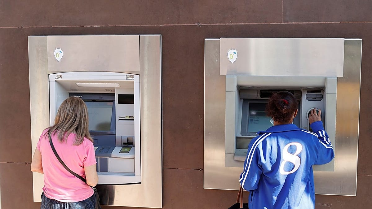 Fotografía que ilustra la noticia: La banca vasca dispara un 44% sus ingresos por comisiones de fondos y planes de pensiones