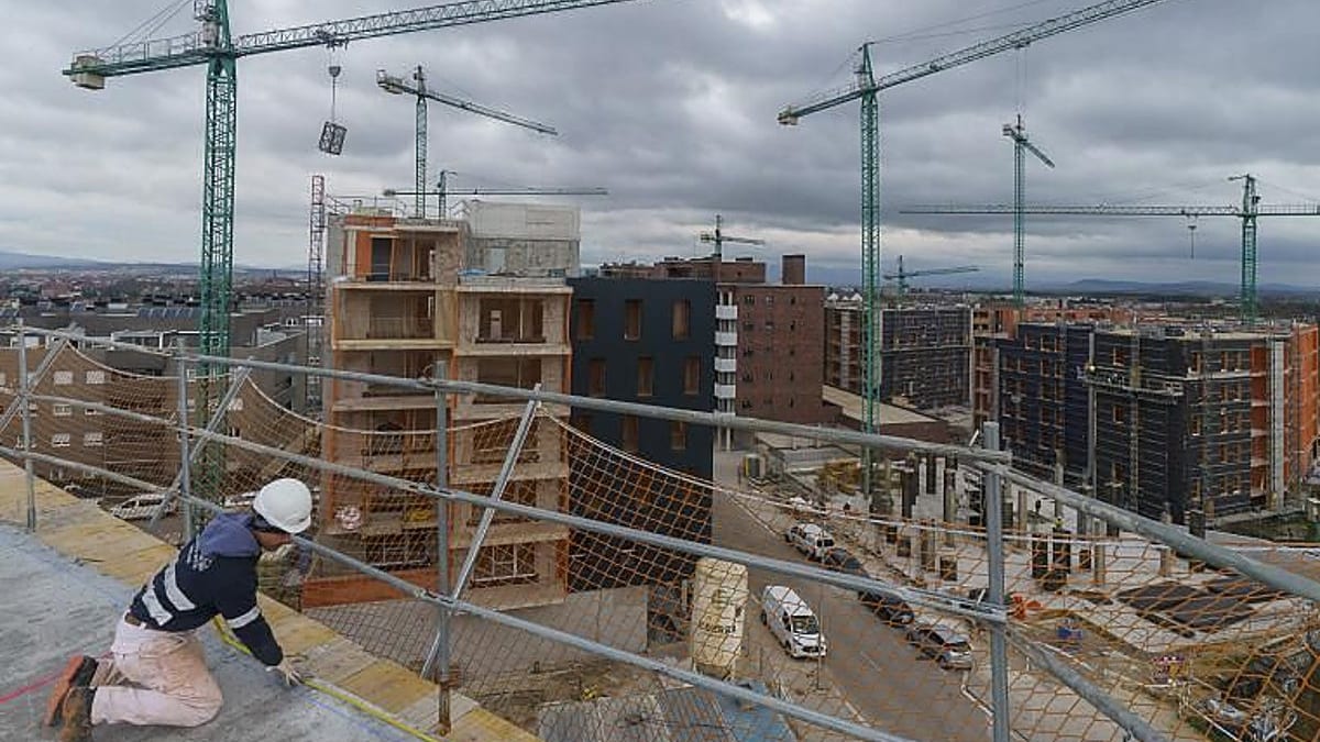 Fotografía que ilustra la noticia: La brecha entre productividad y salarios se ensancha en Euskadi: el refino de petróleo, clave