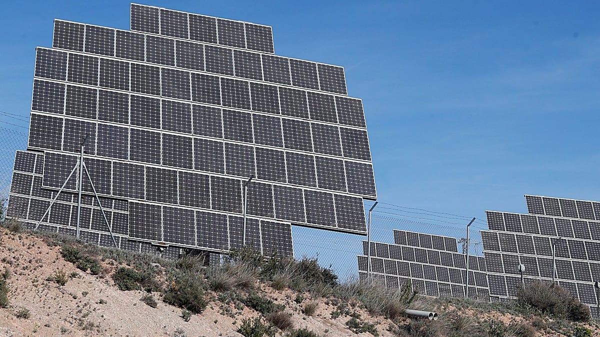 Fotografía que ilustra la noticia: La demanda eléctrica de julio vuelve a niveles de 2008 y la solar marca un récord
