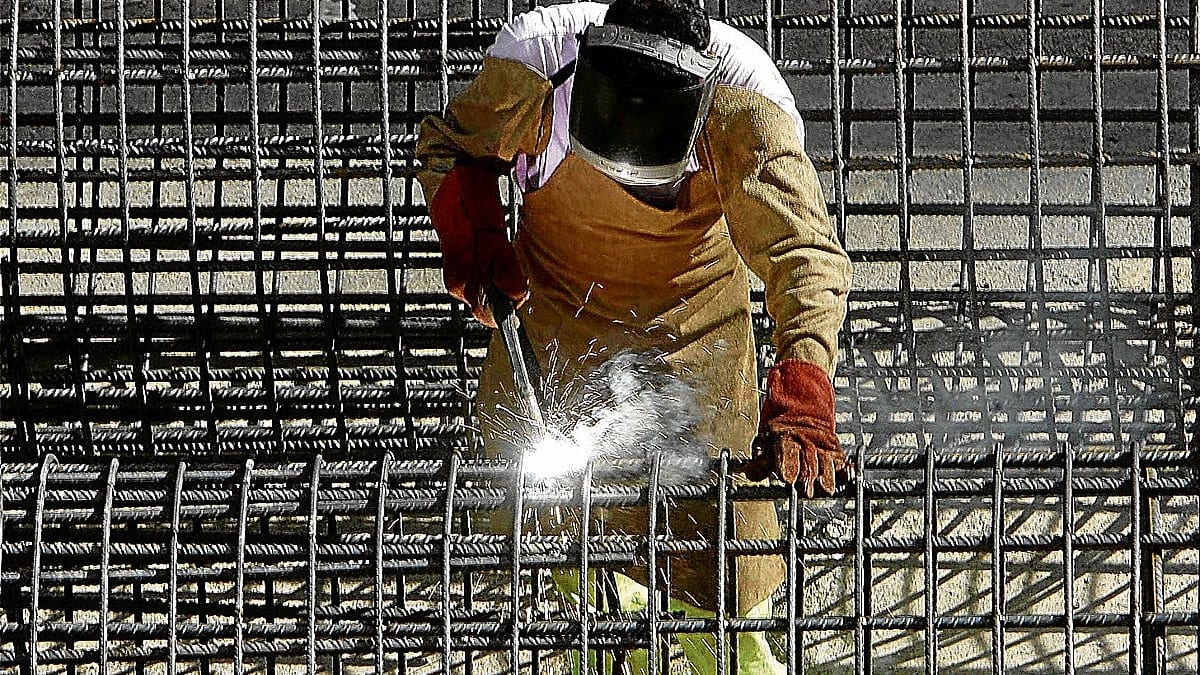 Fotografía que ilustra la noticia: La mitad de los trabajadores que hacen horas extra en Euskadi no cobran por ellas, según CC OO