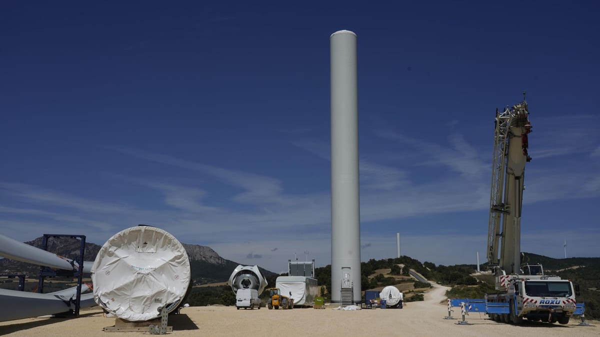 Fotografía que ilustra la noticia: Labraza levanta seis de sus ocho torres y desbloquea la eólica vasca, paralizada desde hace 20 años