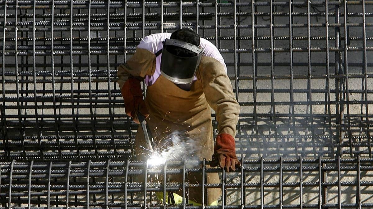 Fotografía que ilustra la noticia: Las empresas vascas solo pagan la mitad de las horas extra: el 55,5% de los trabajadores no recibe compensación