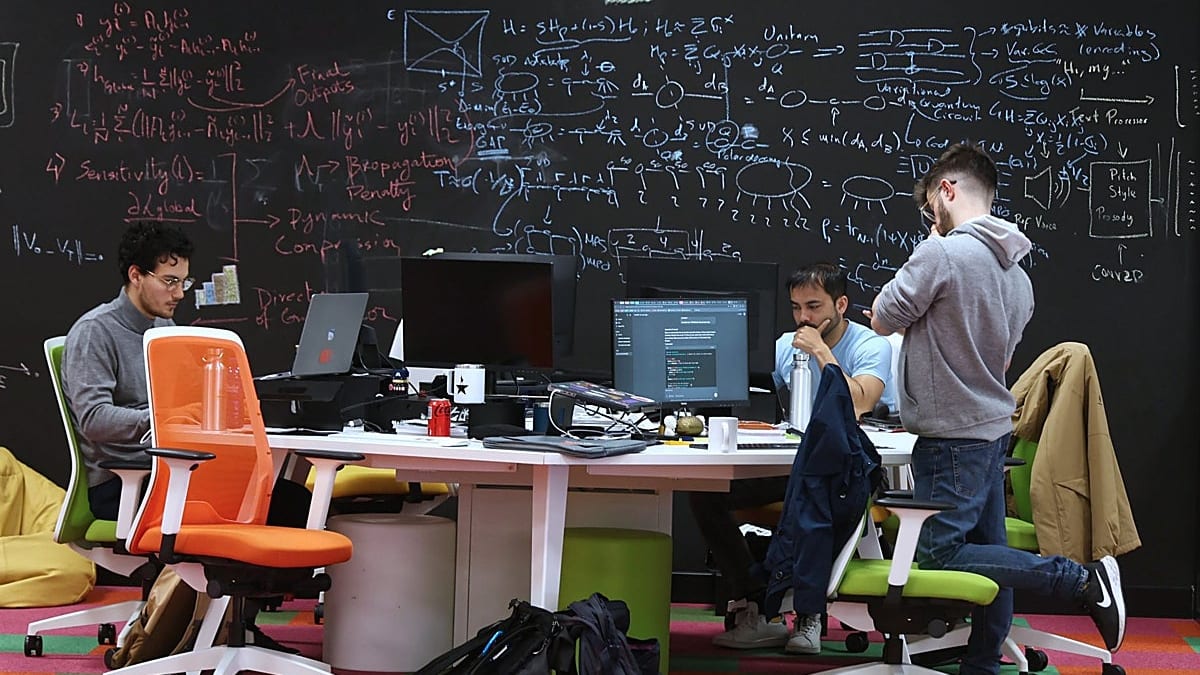 Fotografía que ilustra la noticia: Multiverse lleva la IA a la industria vasca para «no sucumbir» ante el avance de China