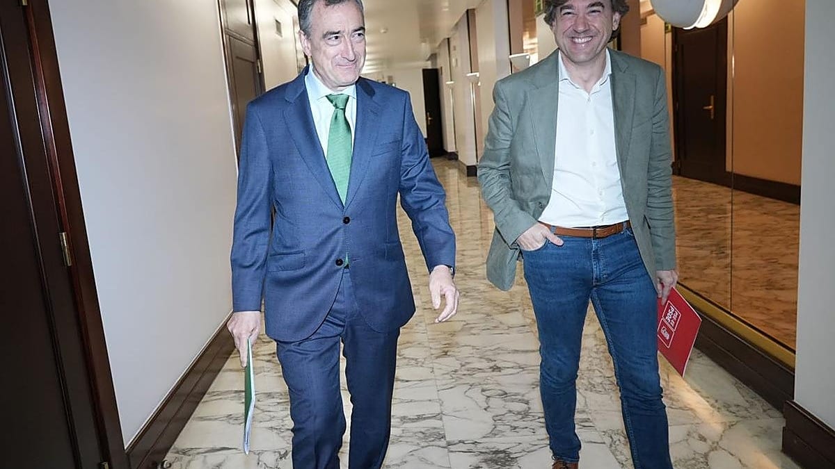 Fotografía que ilustra la noticia: PNV y PSE cierran un acuerdo marco de reforma fiscal para los tres territorios tras la crisis en Bizkaia