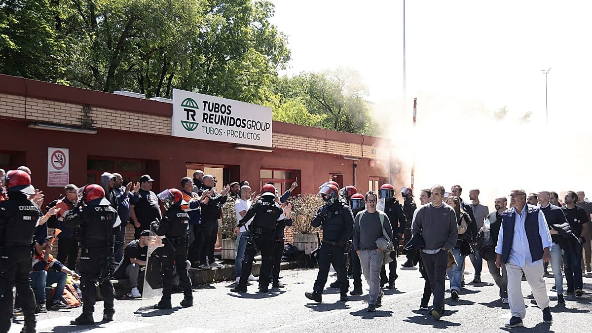 Fotografía que ilustra la noticia: Tubos Reunidos sanciona a varios empleados por coaccionar a compañeros durante la huelga