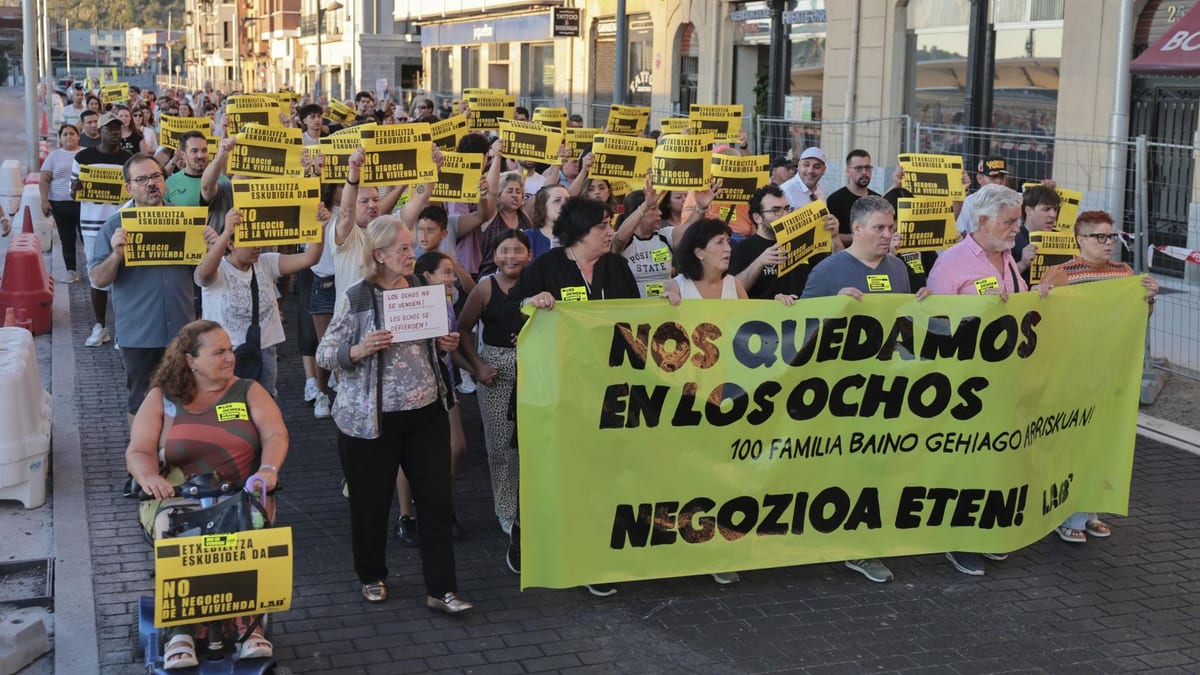 Fotografía que ilustra la noticia: Un millar de vecinos de Erandio respalda a las 120 familias inquilinas de 'Los Ochos' frente al fondo Mosaic